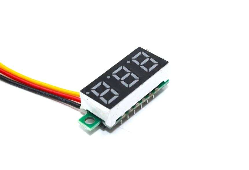 0.28inch 0-100V Three Wire DC Voltmeter Red